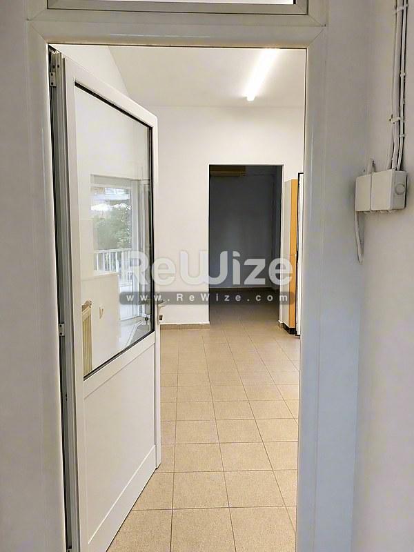 Building 321 m² in Thessaloniki, hallway
