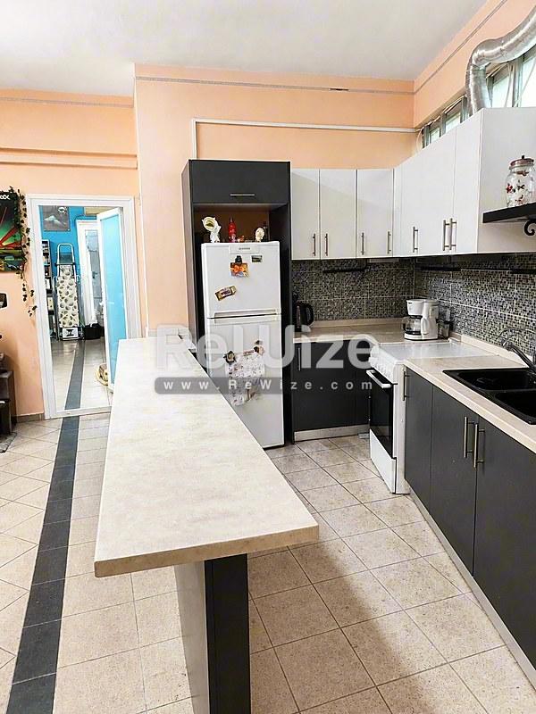 Building 321 m² in Thessaloniki, kitchen