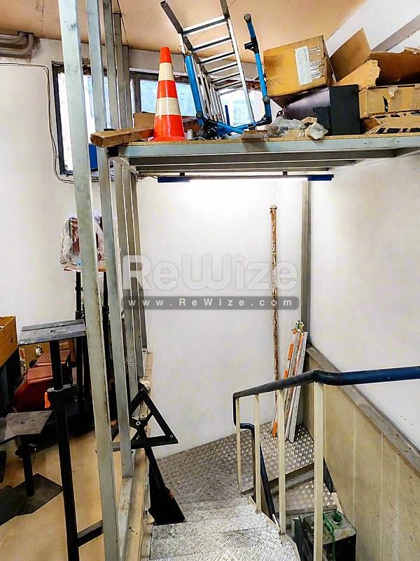 Building 321 m² in Thessaloniki, staircase