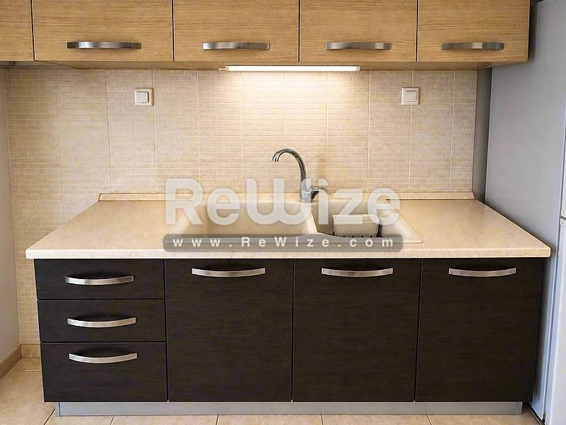 Σύγχρονη κουζίνα στο κτήριο rw-7626 με διπλούς νιπτήρες και ξύλινα έπιπλα στη Χαλκιδική.