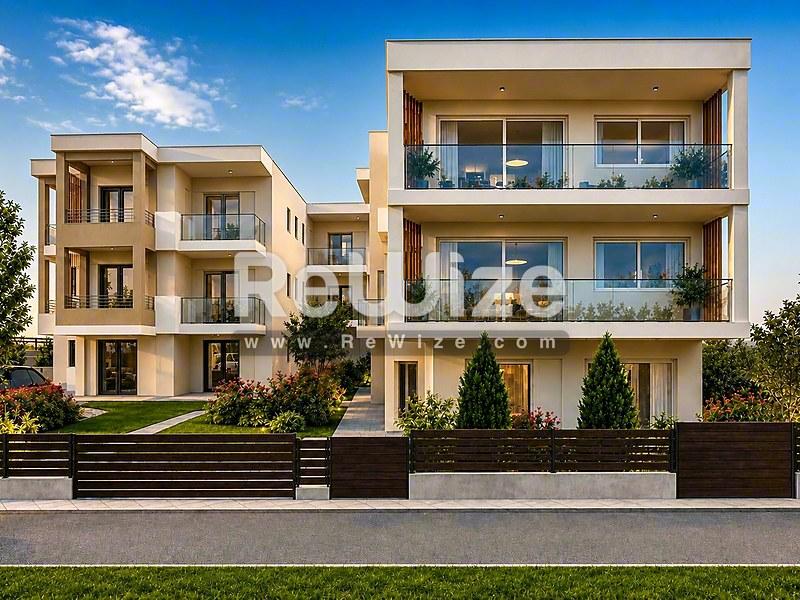 Σύγχρονο κτίριο πολυτέλειας στη Χαλκιδική με σύνθετο σχεδιασμό και μπαλκόνια.