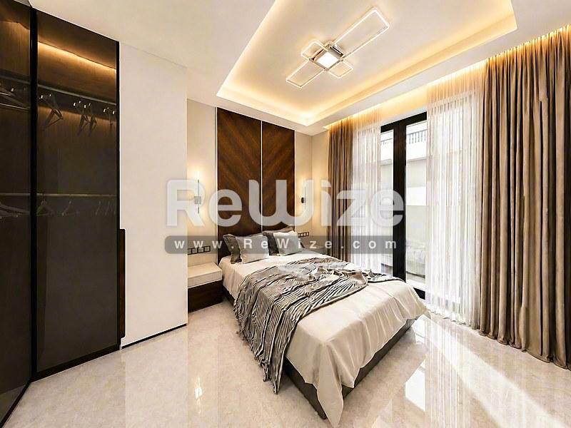 Κύριο υπνοδωμάτιο στην ιδιοκτησία Halkidiki rw-7673 με σύγχρονο σχεδιασμό και κομψό επιπλισμό.