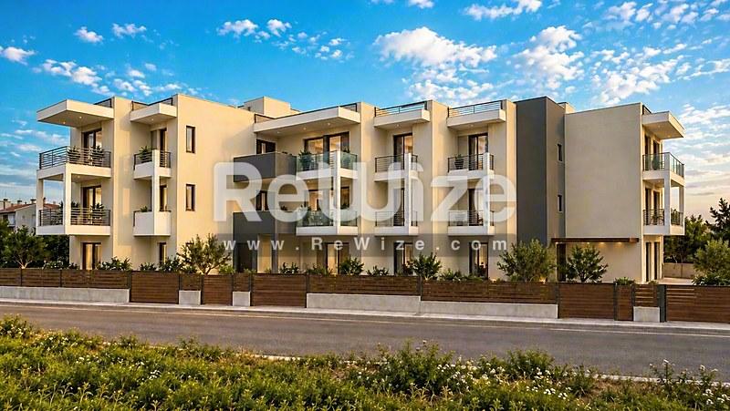 Σύγχρονο κτίριο διαμερισμάτων στη Χαλκιδική με σύγχρονη αρχιτεκτονική και μεσογειακό σχεδιασμό.