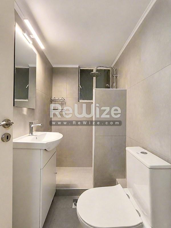 Σύγχρονο μπάνιο στην ιδιοκτησία Halkidiki rw-7696 με κομψές συσκευές και ντους με σύγχρονο σχεδιασμό.