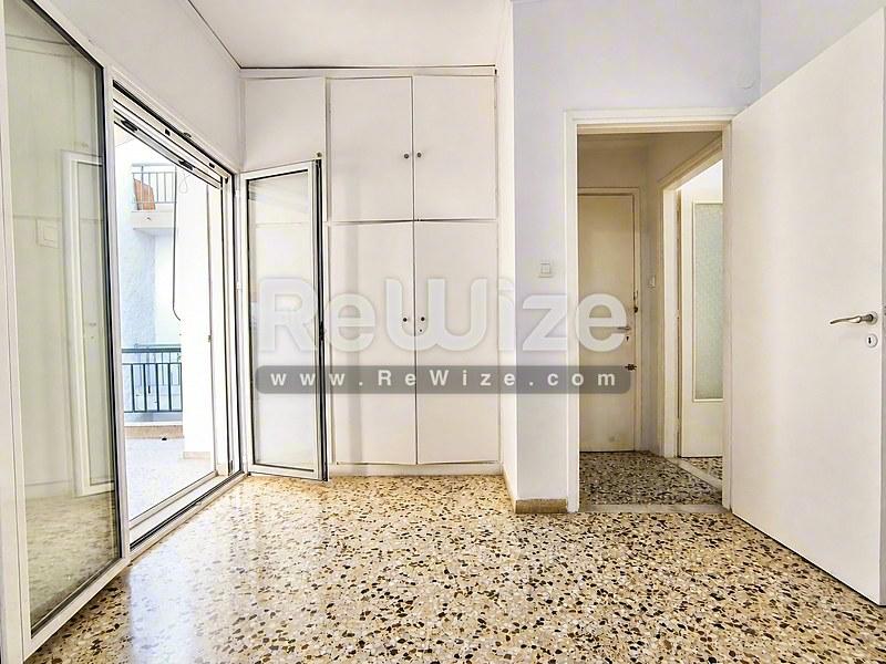 Φωτεινός διάδρομος του διαμερίσματος rw-7696 στη Χαλκιδική με δάπεδο τεράτσο και ενσωματωμένες ντουλάπες.