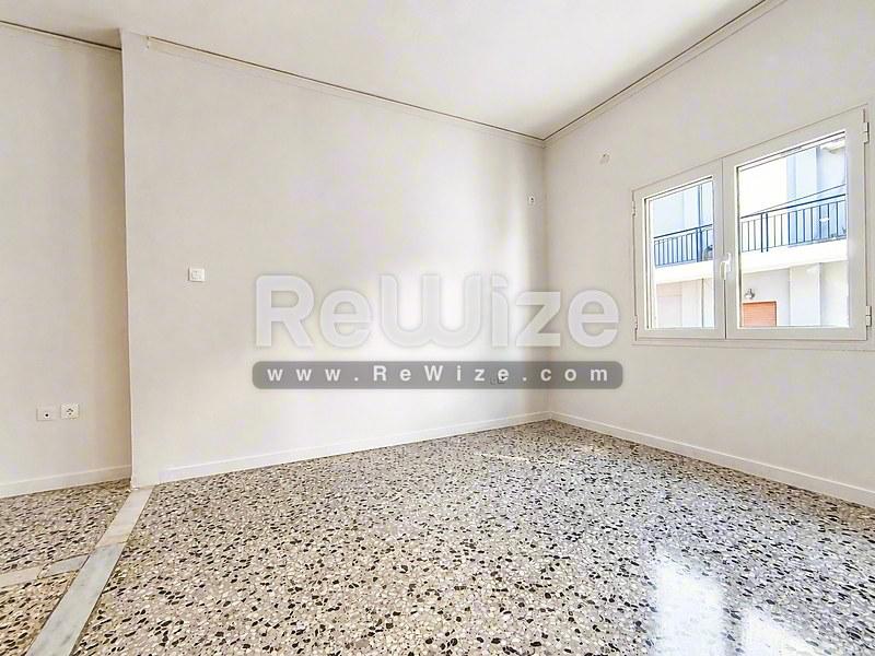 Φωτεινό σαλόνι με δάπεδο terrazzo σε ακίνητο της Χαλκιδικής rw-7696.