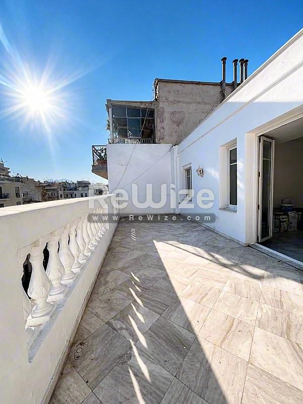 Ευρύχωρη και ηλιόλουστη βεράντα του ακινήτου rw-7710 στη Χαλκιδική με σύγχρονη επίστρωση.