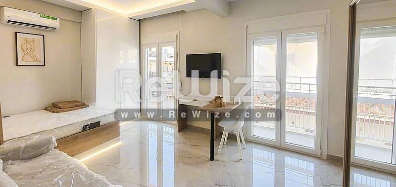 Διαμέρισμα ανοιχτής διαρρύθμισης στη Χαλκιδική με σύγχρονο σαλόνι, ενσωματωμένο υπνοδωμάτιο και επιπλωμένο μπαλκόνι.