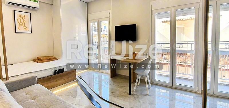 Ανοιχτό studio στη Χαλκιδική με ενιαίο χώρο διαβίωσης, ύπνου και εργασίας με σύγχρονα έπιπλα και θέα στη θάλασσα.