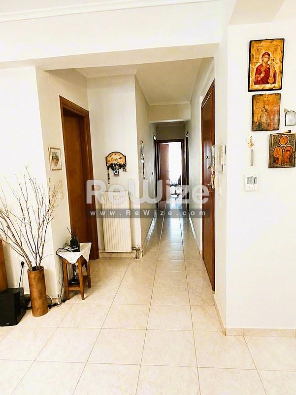 Apartment 127 m² in Kalamaria, hallway
