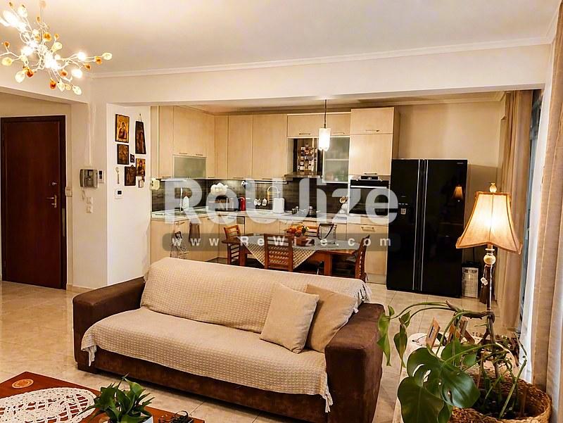 Apartment 127 m² in Kalamaria, open-plan living area