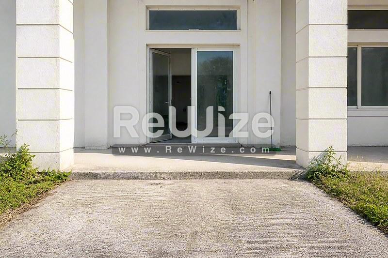 Building 348 m² in South Corfu, entrance