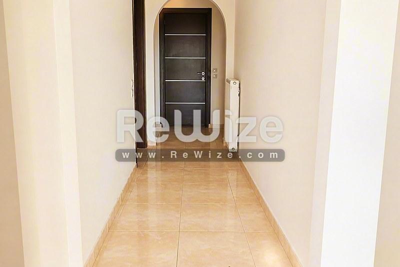 Building 348 m² in South Corfu, hallway