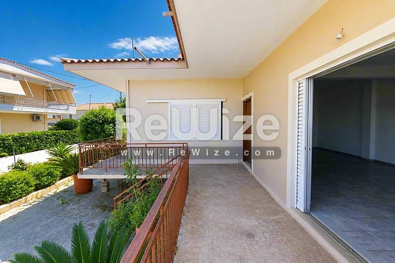 Detached house 116 m² in Lokroi, entrance