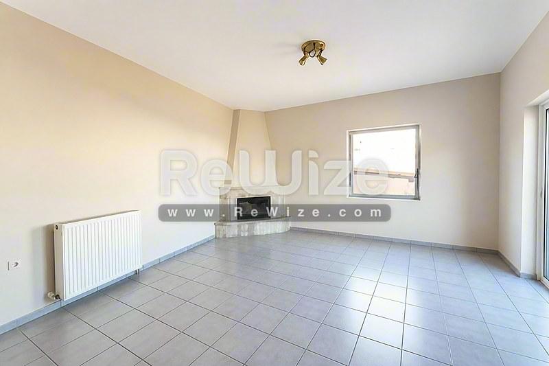 Detached house 116 m² in Lokroi, living room