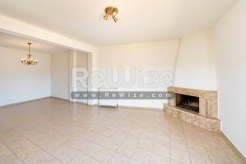 Detached house 116 m² in Lokroi, living room