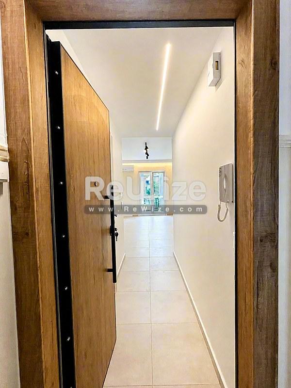 Apartment 50 m² in Thessaloniki, entrance