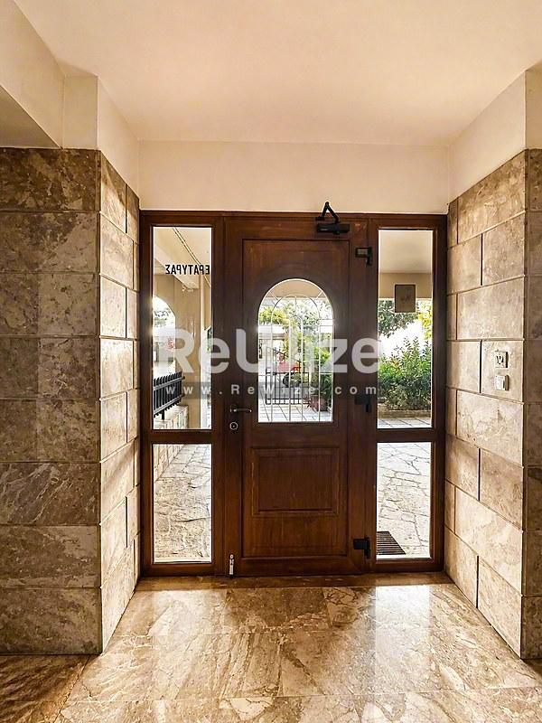 Apartment 80 m² in Kalamaria, entrance