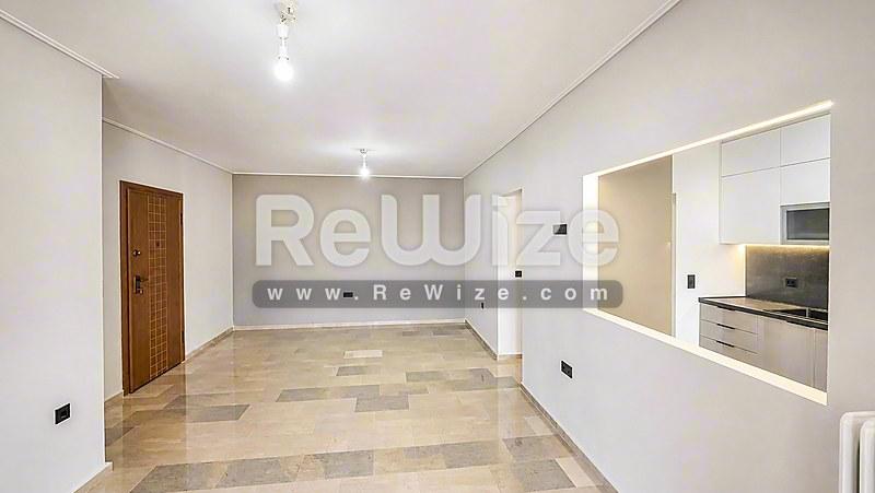 Apartment 105 m² in Athens, open-plan living area
