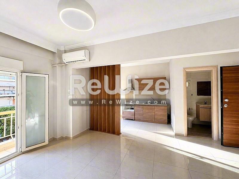 Studio 35 m² in Thessaloniki, open-plan living area