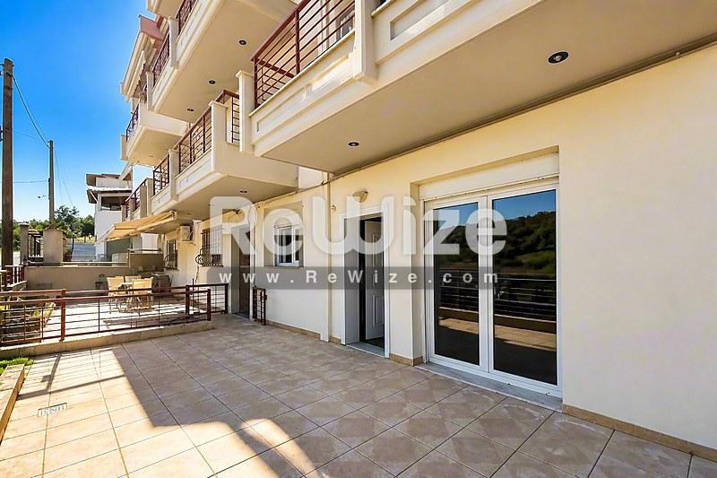Apartment 90 m² in Thermi, entrance