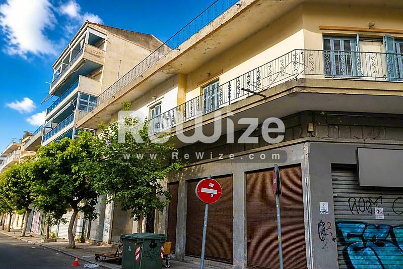 Σύγχρονη μεζονέτα στη Χαλκιδική με πολυώροφη κατοικία, μπαλκόνια και χώρο εμπορικής χρήσης στο ισόγειο.