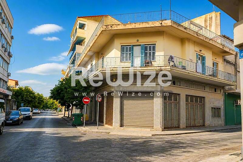 Γωνιακή όψη οικοπέδου μεζονέτας στη Χαλκιδική με εμπορικό χώρο ισογείου και κατοικίες άνω.