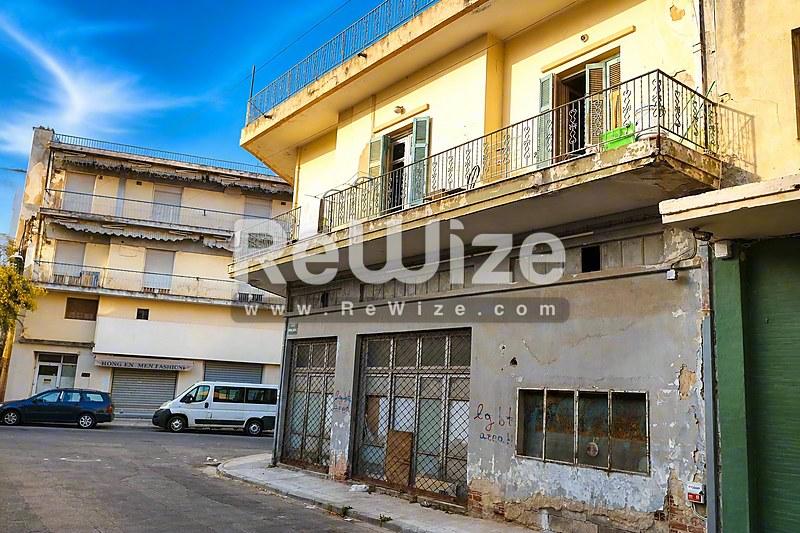 Πρόσοψη οικοπέδου με μεζονέτα στη Χαλκιδική, με κατεστραμμένο ισόγειο και ανώτερα κατοικήσιμα επίπεδα.