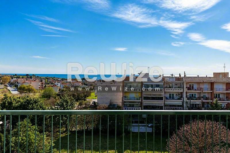 Θέα θάλασσας από κατοικία στην Χαλκιδική με θέα στο Αιγαίο και την παραλιακή πόλη.