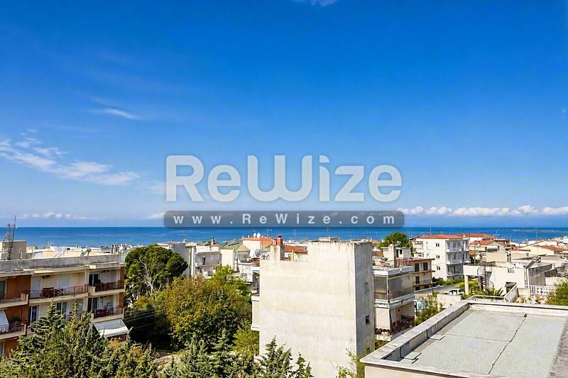 Θέα θάλασσας από κτίριο κατοικιών στη Χαλκιδική, με θέα στο Αιγαίο.