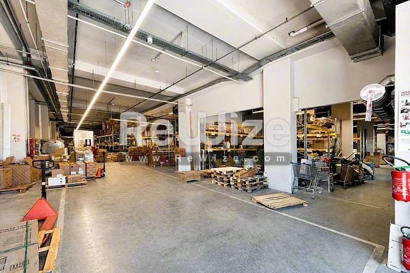 Ευρύχωρος χώρος αποθήκης βιομηχανικού κτιρίου στη Χαλκιδική με οργανωμένα αποθέματα.