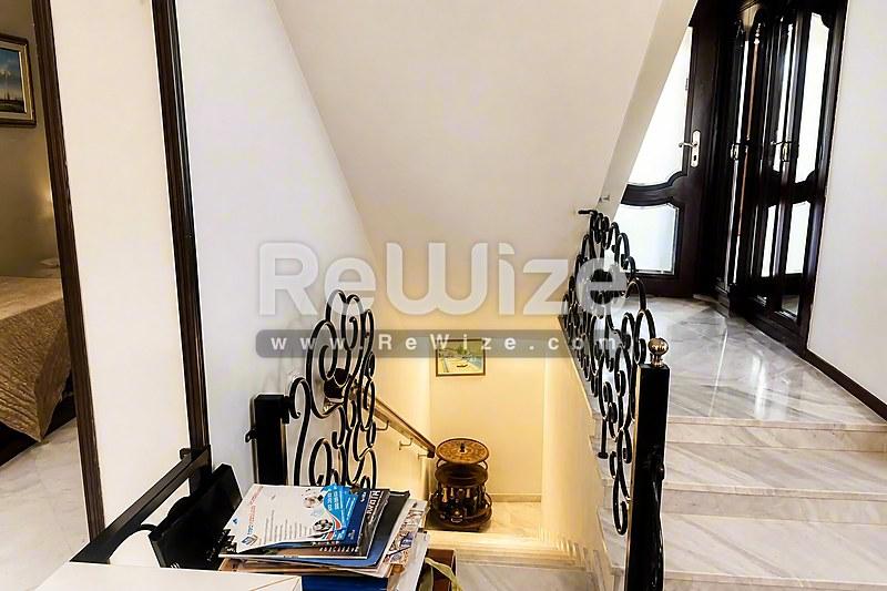 Maisonette 600 m² in Pylaia-Chortiatis, staircase