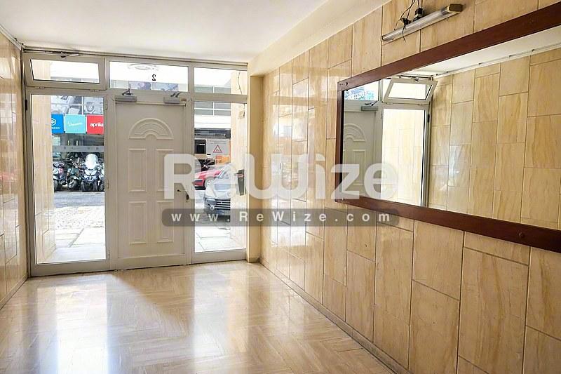 Apartment 117 m² in Thessaloniki, entrance