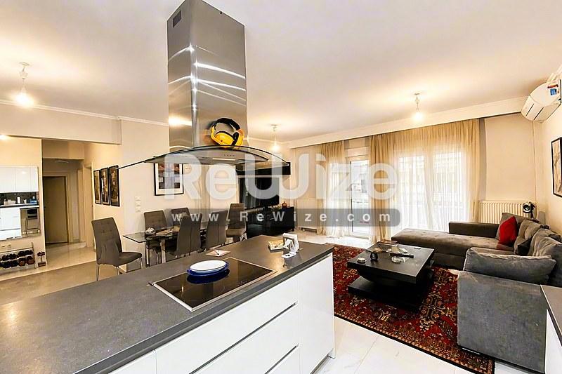 Apartment 117 m² in Thessaloniki, open-plan living area
