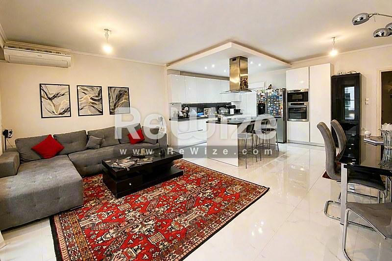Apartment 117 m² in Thessaloniki, open-plan living area