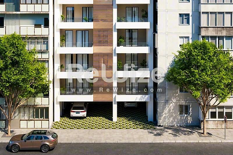 Σύγχρονη πολυκατοικία στη Χαλκιδική με διαμερίσματα, ξύλινες λεπτομέρειες και χώρο στάθμευσης.