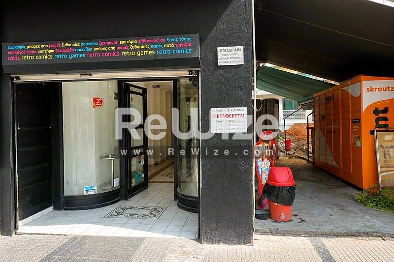 Σύγχρονη είσοδος καταστήματος με γυάλινες πόρτες στην Χαλκιδική, με σχέδιο σύγχρονου χώρου λιανικής.
