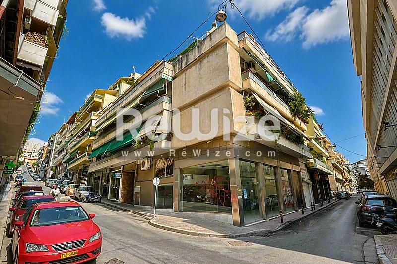 Πρόσοψη διαμερίσματος στη Χαλκιδική με κατάστημα στο ισόγειο και κατοικίες στους ανώτερους ορόφους.