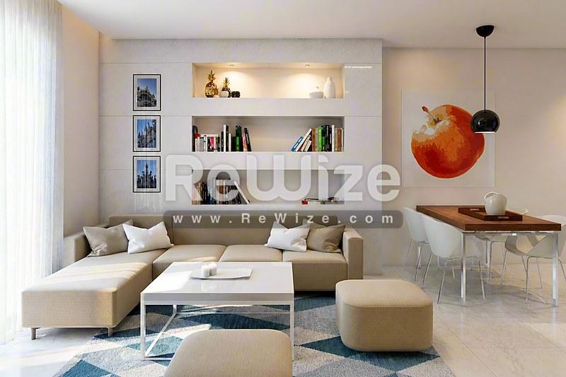 Σύγχρονο σαλόνι διαμερίσματος στη Χαλκιδική με μπεζ γωνιακό καναπέ και ενσωματωμένα ράφια.