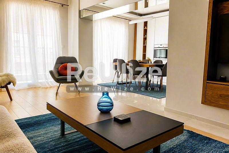 Σύγχρονο διαμέρισμα ανοιχτής διαρρύθμισης στην Χαλκιδική με просторο σαλόνι και χώρο τραπεζαρίας.