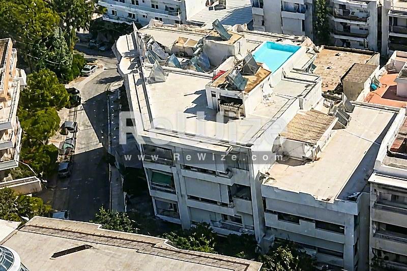 Εναέρια άποψη σύγχρονου διαμερίσματος με στέγη και πισίνα στη Χαλκιδική.