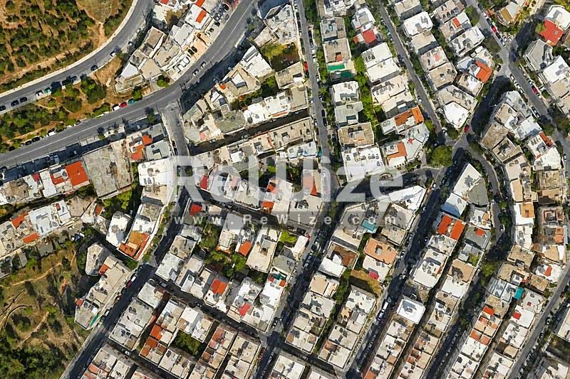 Εναέρια άποψη ενός διαμερίσματος σε κατοικημένη περιοχή της Χαλκιδικής, περιτριγυρισμένο από δέντρα και γειτονικές ιδιοκτησίες.