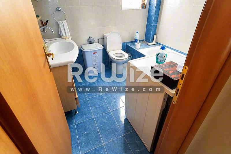 Apartment 106 m² in Nikaia-Agios Ioannis Rentis, bathroom
