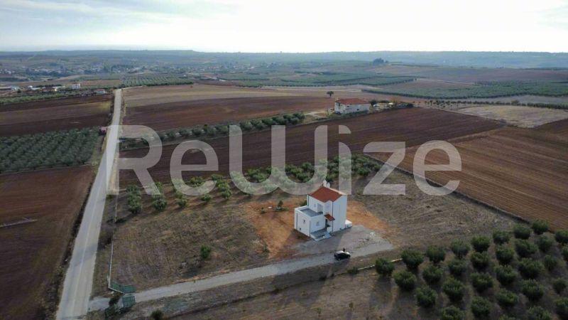 Εναέρια άποψη μιας μονοκατοικίας στην Χαλκιδική περιτριγυρισμένη από γεωργικές εκτάσεις.