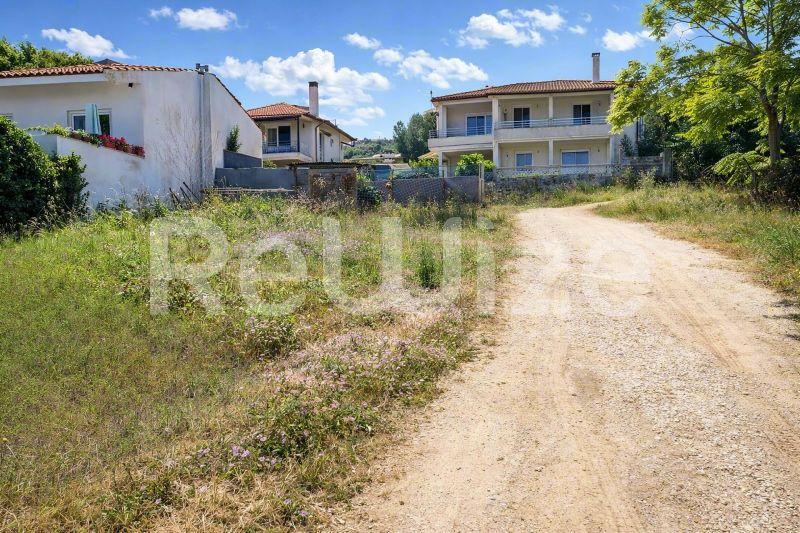 Αγροτεμάχιο στη Χαλκιδική με δύο κατοικίες, κατάλληλο για ανάπτυξη ή επενδυτικές ευκαιρίες.
