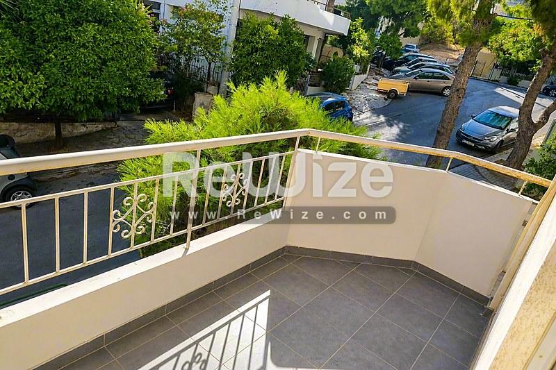 Ευρύχωρο μπαλκόνι διαμερίσματος στη Χαλκιδική με σύγχρονες κάγιες και θέα στο δρόμο.