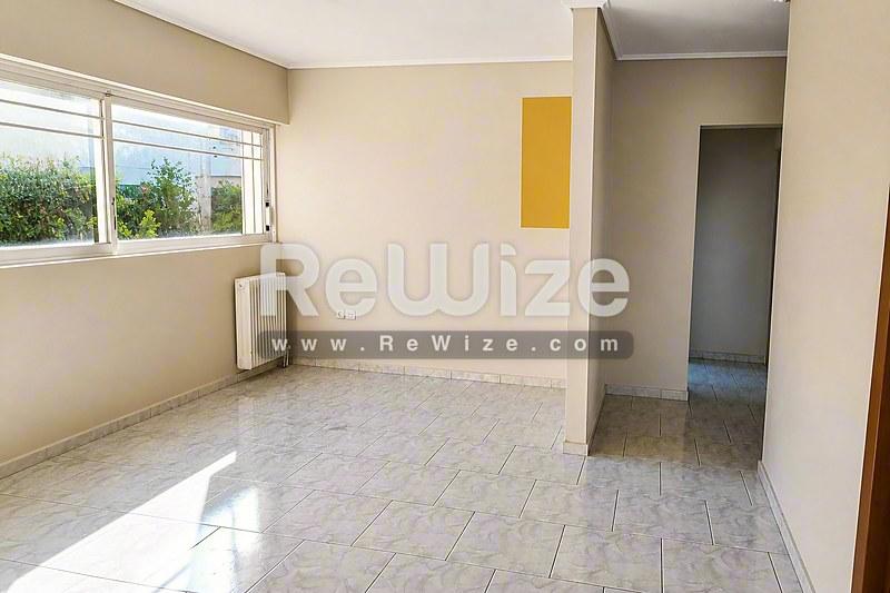 Φωτεινό σαλόνι διαμερίσματος στη Χαλκιδική με φυσικό φως και σύγχρονο πλακάκι δαπέδου.
