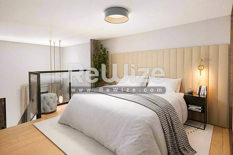 Σύγχρονο master bedroom σε loft της Χαλκιδικής με κρεβάτι platform και ξύλινη διακόσμηση.