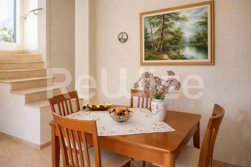 Φωτεινή τραπεζαρία με ξύλινο τραπέζι σε μονοκατοικία στη Χαλκιδική, με φυσικό φως και παραδοσιακή διακόσμηση.