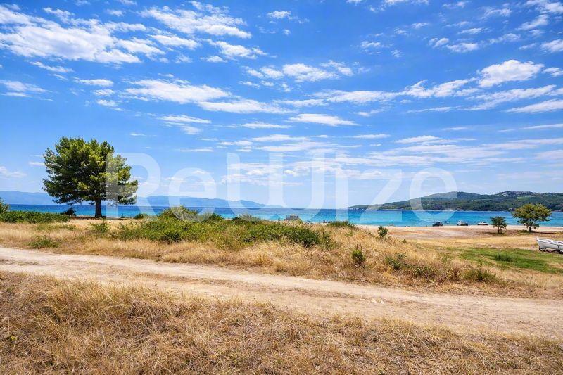 Καταπληκτική θέα θάλασσας από μονοκατοικία στη Χαλκιδική με αμμώδεις παραλίες και γαλάζια νερά.